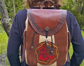 Mockaryggsäck med drakemblem, sidofickor, laptopfack