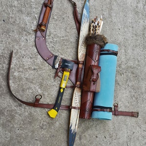 Aljaba de cuero labrada multifuncional, que sostiene un arco, un hacha, un cuchillo y una cuerda o manta, con una bolsa desmontable imagen 9