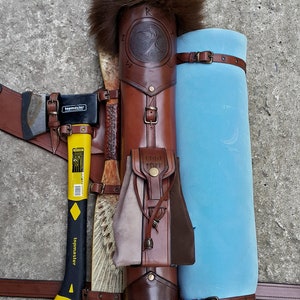 Aljaba de cuero labrada multifuncional, que sostiene un arco, un hacha, un cuchillo y una cuerda o manta, con una bolsa desmontable imagen 6