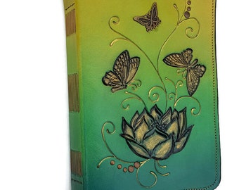 Rustik läderjournal med handbundet papper på läderomslaget, specialdesignade A5-mönster