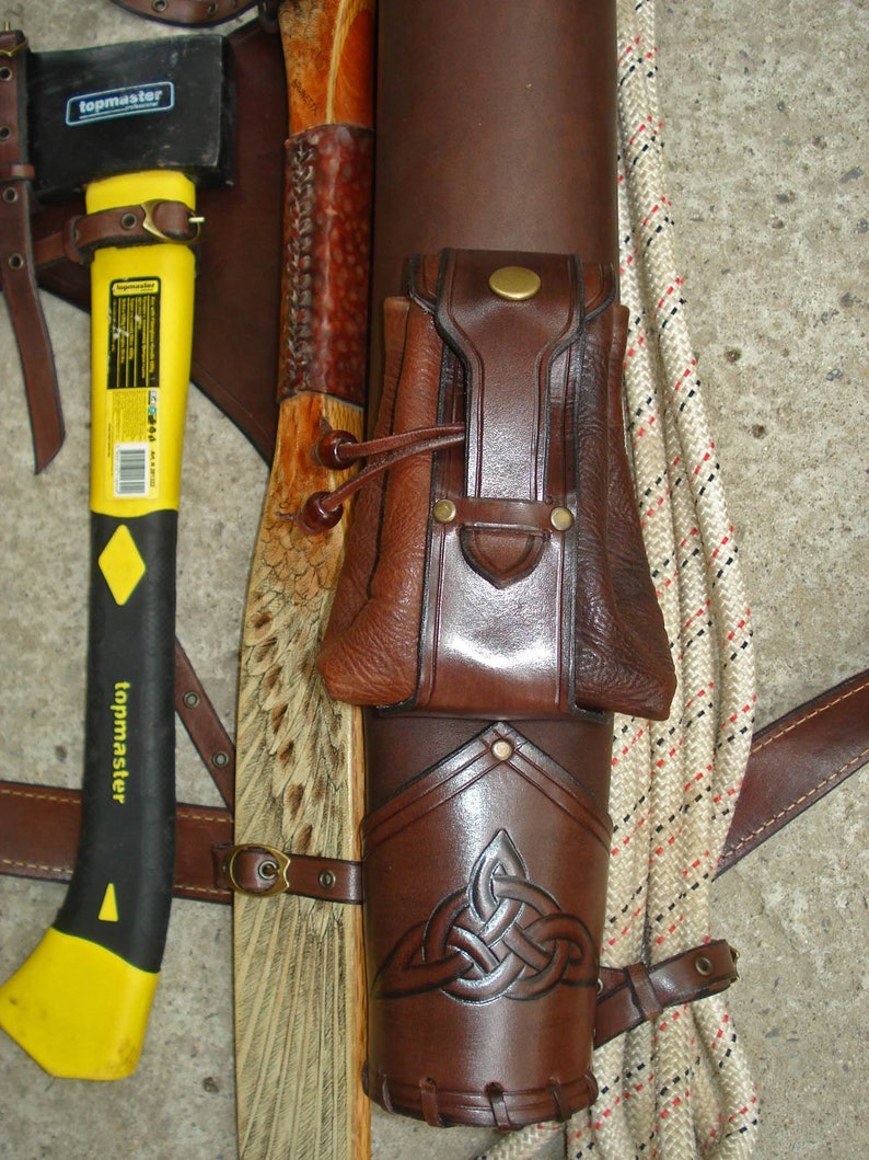 Aljaba de cuero labrada multifuncional, que sostiene un arco, un hacha, un cuchillo y una cuerda o manta, con una bolsa desmontable imagen 10