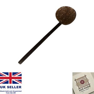 Puede incluir: Una cuchara de cáscara de coco marrón con un mango de madera largo. La cuchara está hecha de materiales naturales y es perfecta para servir comida.