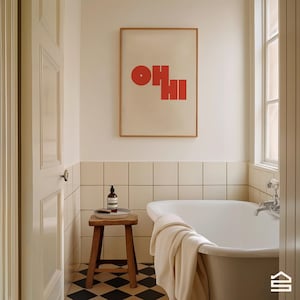 Peut inclure: Une baignoire blanche avec une serviette blanche sur le côté, un tabouret en bois avec une bouteille de savon et un plateau sur le dessus, et une impression encadrée avec le mot "OH HI" en lettres rouges sur un fond blanc.