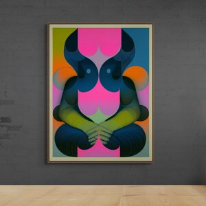Puede incluir: Impresión artística abstracta que presenta dos figuras estilizadas en tonos de azul, verde, naranja y rosa. Las figuras parecen estar abrazándose, con las manos entrelazadas. La obra de arte está enmarcada y expuesta en una pared gris, con una mesa de madera en primer plano.