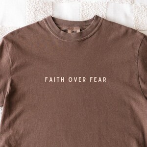 Komfort Farben Minimalistisch Glaube über Angst Trendige Christliche TShirt Geschenk Glaube Unisex T-Shirt Glaube T-Shirt Kirche Gruppe Shirts Übergroße bequem