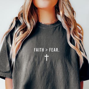 Komfort Farben Minimalistisch Glaube über Angst Trendige Christliche TShirt Geschenk Glaube Unisex T-Shirt Glaube T-Shirt Kirche Gruppe Shirts Übergroße bequem