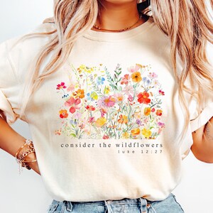 Wildflower Christian Comfort Colors Shirt Beschouw de Wilde bloemen Luke 12:27 Shirt Boho Christian minimalistisch shirt met bijbelvers cadeau
