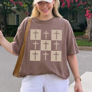 Camisa cristiana, regalo cristiano Comfort Colors®, camisa de Jesucristo, regalo para mamá cristiana divertida, camisa con cruz a cuadros colorida