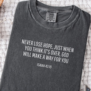 Comfort Colors® Bijbelvers schrift cadeau voor haar christelijk T-shirt aangepaste engelen om te bewaken gepersonaliseerd cadeau-idee christelijke vriend zus