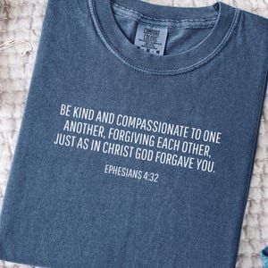 Komfortfarben Christian Shirt Sei freundlich und mitfühlend zueinander, Epheser 4 32 Bibel Vers Tshirt, Mitgefühl Tee, Empathie Shirt