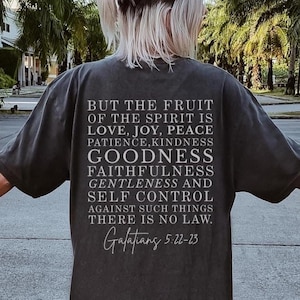 Camiseta Comfort Colors Fruto do Espírito: Camiseta com versículo bíblico cristão
