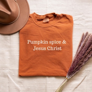 Maglietta Comfort Colors Pumpkin Spice e Gesù Cristo, Maglietta Pumpkin Spice, Maglietta Latte Caffeina, Maglietta Cristiana Autunnale, Maglietta Religiosa Minimalista