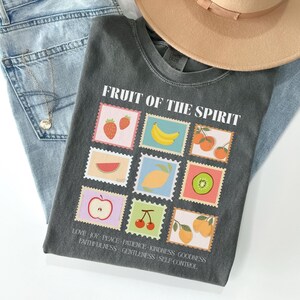 Camiseta Fruto do Espírito, Camiseta Cristã Streetwear com Versículo Bíblico, Cores Confortáveis, Camiseta Fé, Presente Religioso para Ela, Roupas de Páscoa, Jesus Wear