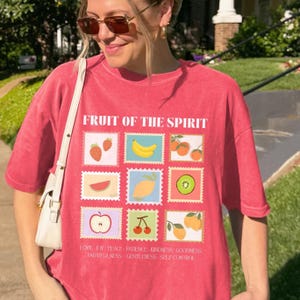 Camiseta Comfort Colors Fruto do Espírito, Camiseta Cristã Streetwear com Versículo Bíblico, Camiseta Fé, Presente Religioso para Ela, Roupas Jesus Wear