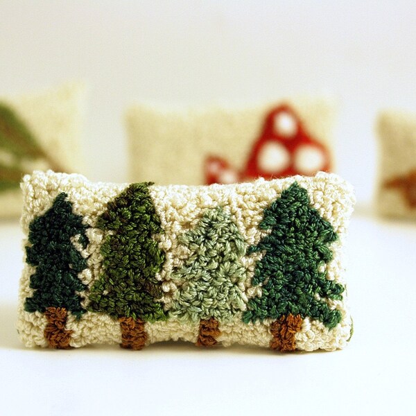 Kiefer Baum Miniatur Balsam-Tanne Sachet. Punchneedle Stickerei. Dunkelgrün, Creme, braun. Puppenhaus-Kissen, Home Decor