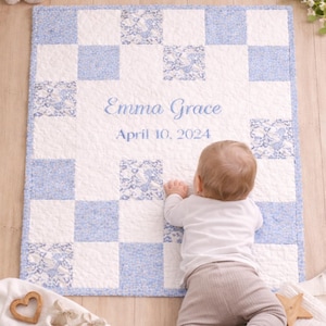 Può includere: Un set di tre tazze in ceramica con finitura opaca e macchiettata. Le tazze sono nei toni del crema, grigio chiaro e grigio scuro. Ogni tazza ha un design semplice e minimalista.