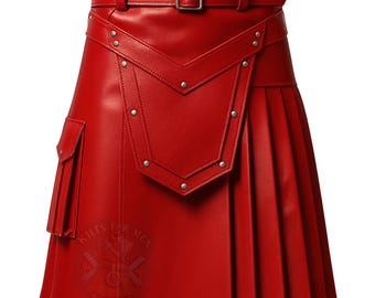 Könnte beinhalten: Ein leuchtend roter Kilt mit strukturierter Oberfläche, einem breiten Bund mit Metallschnalle und einem Vorderteil, das mit silberfarbenen Metallnieten befestigt ist. Das Kleidungsstück verfügt über eine Seitentasche und vertikale Falten.