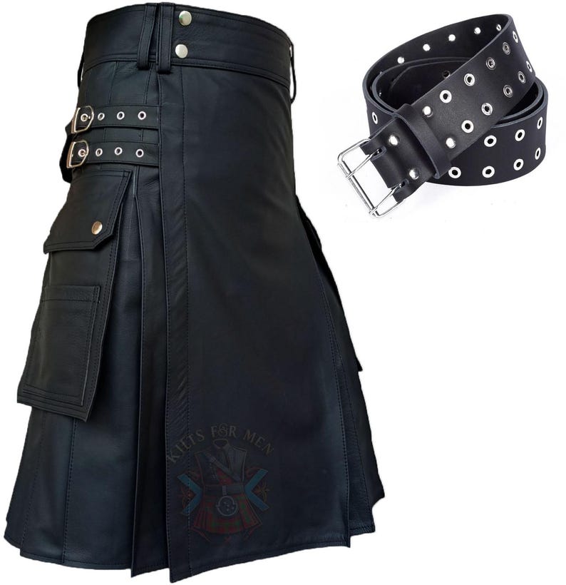 K&ouml;nnte beinhalten: Ein schwarzer Kilt mit seitlichen Cargotaschen, silberfarbenen Metallschnallen und Druckkn&ouml;pfen am Bund. Ein passender schwarzer G&uuml;rtel mit zwei Reihen silberfarbener Metall&ouml;sen und einer Doppeldornschnalle ist bei dem Kleidungsst&uuml;ck enthalten.
