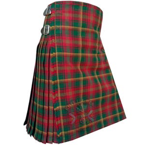 Op de afbeelding: Een traditionele kilt in een rood, groen en goud geruit patroon. De kilt heeft plooien, leren riemen met zilveren gespen en een gefranjerde rand. De tekst "Kilts for Men" is zichtbaar.