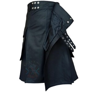 K&ouml;nnte beinhalten: Ein schwarzer Lederkilt im Wickeldesign mit mehreren silberfarbenen Metalldruckkn&ouml;pfen am Bund und an der Seite. Das Kleidungsst&uuml;ck verf&uuml;gt &uuml;ber seitliche Cargotaschen und verstellbare Riemen mit Metall&ouml;sen. Ein Logo ist auf der Vorderseite sichtbar.