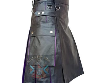 Könnte beinhalten: Ein schwarzer Lederkilt mit violettem Innenfutter, silberfarbenen Metallbeschlägen und zwei seitlichen Cargotaschen mit Druckknöpfen. Der Bund ist mit Gürtelschlaufen und D-Ringen versehen. Ein Logo mit dem Text KILTS FOR MEN ist auf der Tasche.