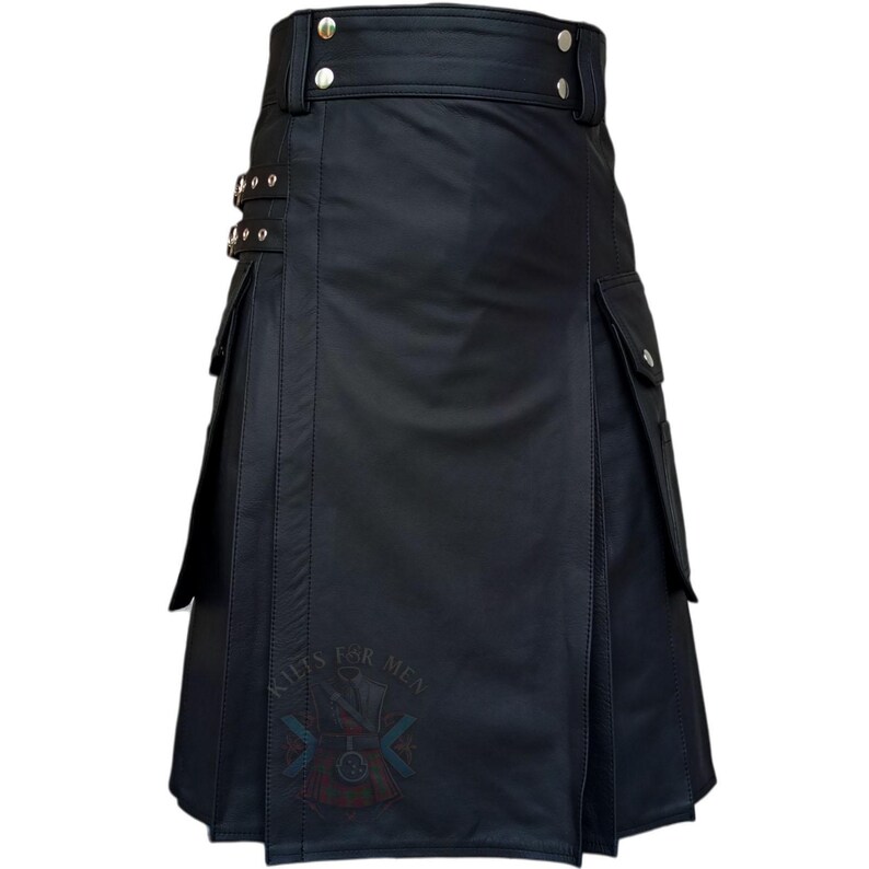 K&ouml;nnte beinhalten: Ein schwarzer Kilt mit glatter Oberfl&auml;che, hohem Bund mit silberfarbenen Metalldruckkn&ouml;pfen und seitlichen Cargotaschen. Das Kleidungsst&uuml;ck verf&uuml;gt &uuml;ber zwei verstellbare Seitengurte mit silbernen Schnallen und einen Aufdruck KILTS FOR MEN.