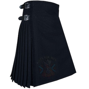 Op de afbeelding: Een zwarte kilt met plooien, leren riemen en gespen. De kilt heeft een getextureerd uiterlijk en is voorzien van de tekst "Kilts for Men" met een wapenontwerp.