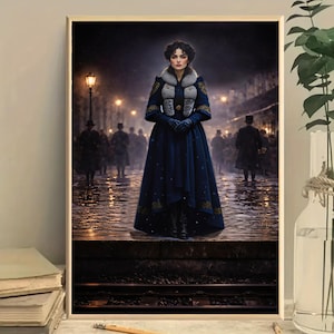Puede incluir: Impresión enmarcada de una mujer con un vestido largo azul oscuro y un abrigo con ribete de piel, de pie en una plataforma con una multitud de personas al fondo. La escena está ambientada de noche con farolas iluminando el pavimento mojado.