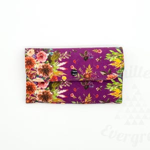 Cartera triple hecha a mano, de algodón, de tela para mujer, regalo ecológico, estampado floral, flores, colores cálidos y neutros.