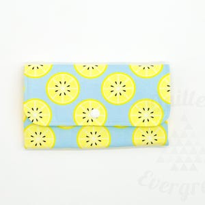 Cartera triple hecha a mano, de algodón, de tela para mujer, regalo ecológico, con estampado de cítricos y limón.