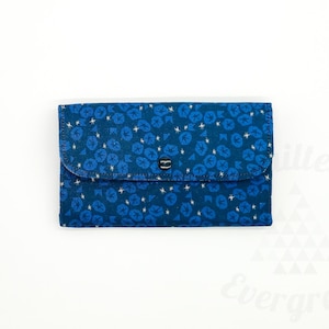 Cartera triple hecha a mano, de algodón, de tela para mujer, regalo ecológico, estampado floral, flores, campanilla.