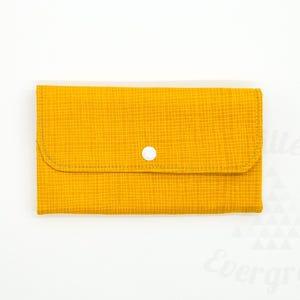 Cartera triple hecha a mano, de algodón, de tela para mujer, regalo ecológico, con estampado amarillo, flores y margaritas.