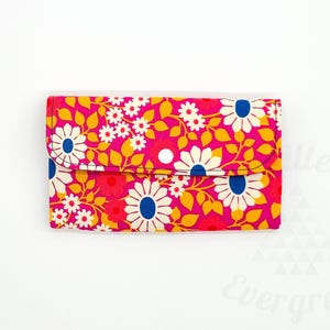 Cartera triple hecha a mano, de algodón, de tela para mujer, regalo ecológico, con estampado floral, flores y margaritas.