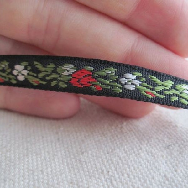 Bébé Roses en rouge sur ruban Jacquard noir