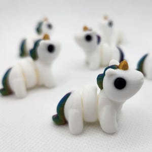 Juego de 7 unicornios articulados arcoíris y blancos - Impresión 3D - 1,5 pulgadas