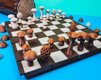 Schaak- en damspel met paddenstoelen en eikels, 3D-geprint