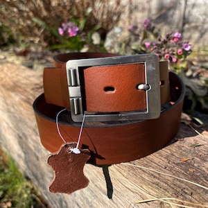 Cinturón marrón oscuro de grano completo para hombre con hebilla de metal simple, ancho y resistente