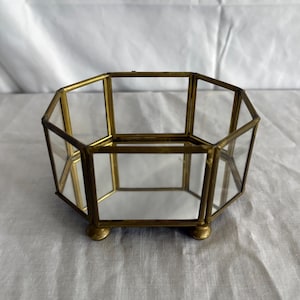 Vintage prydnads-/kuriosaskrin i mässing och glas med spegelblank botten | Åttkantig