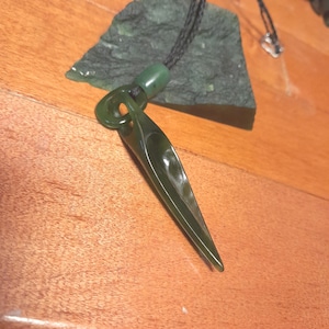 Transparent Jade &quot;Point and link&quot; pendant necklace. Hand carved AAA Indonesian Emerald nephrite jade necklace.