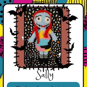Op de afbeelding: Een handgemaakte gehaakte pop van Sally uit The Nightmare Before Christmas. De pop heeft een blauwe huid, rood haar en een patchwork jurk. De afbeelding is omlijst met vleermuizen en de naam "Sally".