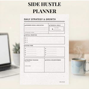 Op de afbeelding: Een witte Side Hustle Planner met zwarte tekst, inclusief "Daily Strategy & Growth" en secties voor zakelijke ideeën, financiële doelen en actiepunten. Een laptop, plant en een mok koffie staan op de achtergrond.
