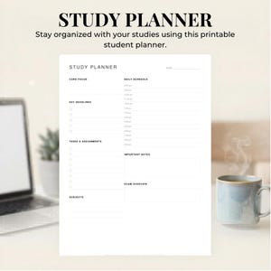 Op de afbeelding: Een witte studieplanner met de titel "STUDY PLANNER" bovenaan. De planner bevat secties voor kernfocus, belangrijke deadlines, taken, opdrachten en onderwerpen. Een laptop, een kleine plant en een blauwe mok staan op de achtergrond.