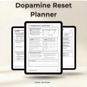 Op de afbeelding: Drie zwarte tablets met een "Dopamine Reset Planner" met de tekst "Dopamine Detox & Screen Reset" en "Impulse Aware Recovery". De tablets hebben een witte achtergrond met zwarte tekst en selectievakjes. De zin "Level Up Plan" staat onderaan.