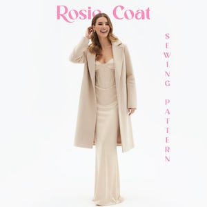 Könnte beinhalten: Eine Frau trägt einen beigefarbenen Mantel und ein Kleid. Der Mantel ist lang und offen, und das Kleid hat eine passende Farbe. Der Text "Rosie Coat Sewing Pattern" ist rosa.