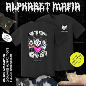 Puede incluir: Camisetas negras con gráficos de gatos y el texto "Join the Alphabet Mafia" y "Feed the Strays". Una camiseta presenta tres gatos con pañuelos. La imagen también incluye el texto "25% de las ganancias alimentan esta colonia."