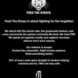 Może przedstawiać: Czarno-biała grafika z kocim pyszczkiem i napisem "FEED THE STRAYS". Obraz zawiera tekst o walce o zapomniane zwierzęta, wspieraniu kot&oacute;w ulicznych oraz misji ochrony os&oacute;b wrażliwych i walki z wadliwymi systemami.