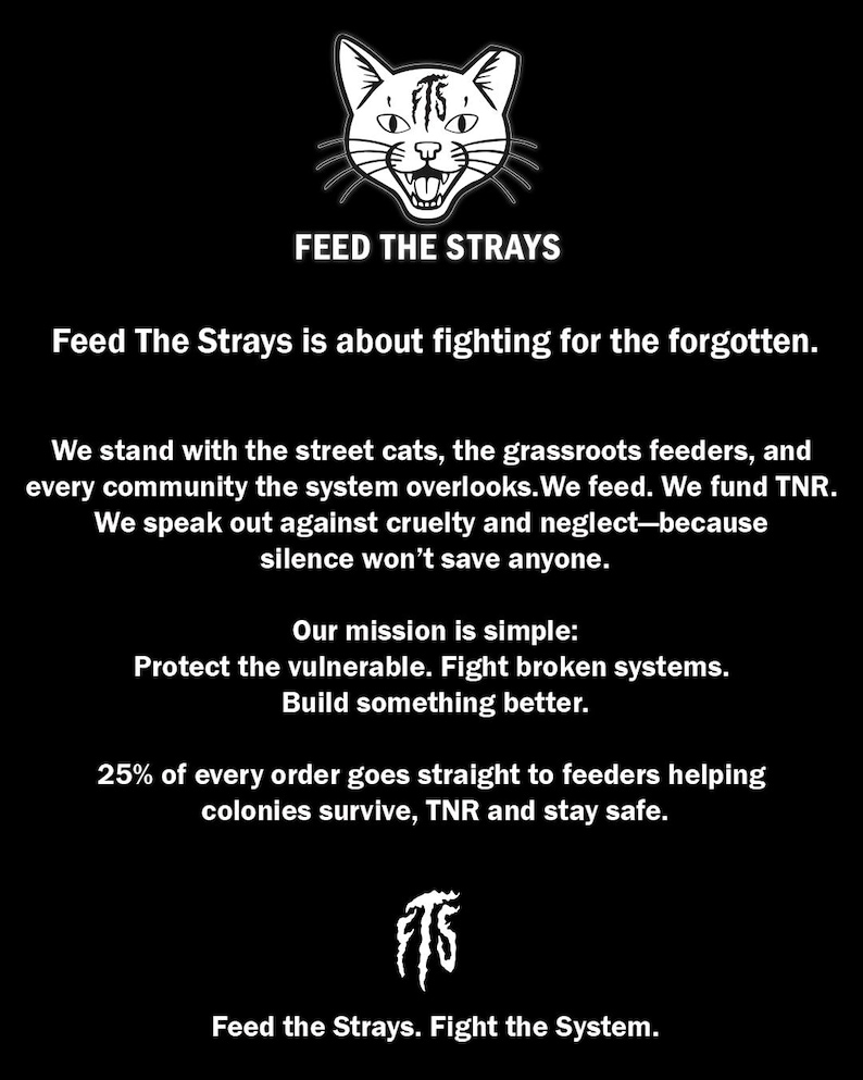 Może przedstawiać: Czarno-biała grafika z kocim pyszczkiem i napisem "FEED THE STRAYS". Obraz zawiera tekst o walce o zapomniane zwierzęta, wspieraniu kot&oacute;w ulicznych oraz misji ochrony os&oacute;b wrażliwych i walki z wadliwymi systemami.