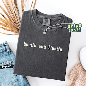 Boatin and Floatin shirt – Comfort Colors® lake tee, summer vibes t-shirt, boat day outfit, lake trip tee, chill dockside aesthetic