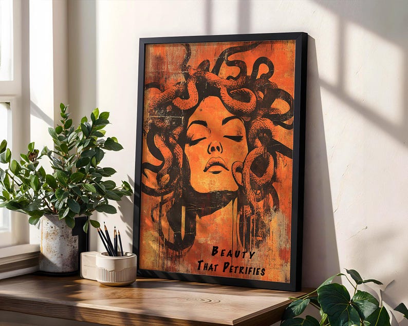 K&ouml;nnte beinhalten: Ein gerahmter Druck eines Frauenkopfes mit Schlangen im Haar. Der Hintergrund ist orange und gelb mit einem Grunge-Effekt. Der Text unter dem Bild lautet "Beauty That Petrifies".