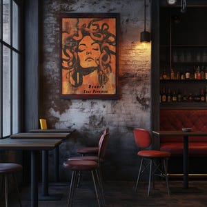 K&ouml;nnte beinhalten: Eine dunkle Bar im Industriestil mit einem Vintage-Poster, das eine Frau mit Schlangen und dem Text "Beauty That Petrifies" zeigt. Die Bar hat rote Ledersitze, eine Holztheke und schwarze Metallhocker.